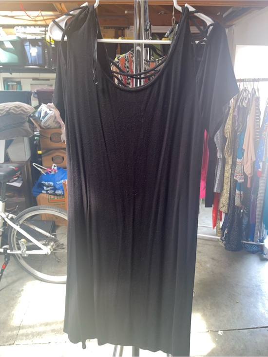 Forever 21 Dresses & Skirts - Forever 21 Black Cold-Shoulder Maxi Dress